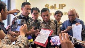 Staf-Hasto-Kristiyanto-Kusnadi-bersama-tim-penasihat-hukum-Ronny-Talapessy.jpg