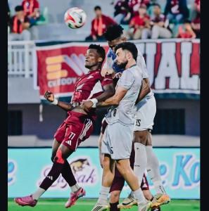 Striker-PSM-Makasaar-Abu-Kamara-duel-bola-udara-dengan-bek-Madura-United.jpg