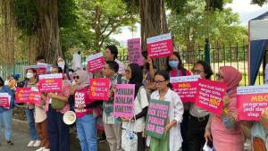 Suara-Ibu-Peduli-MBG-unjuk-rasa-di-kawasan-IRTI-Monas.jpg