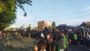 Suasana-Aksi-Kumpulan-Mahasiswa-didepan-Gedung-DPRD-Sulsel.jpg