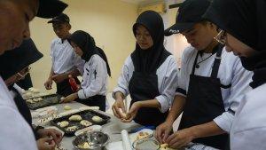 Suasana-Belajar-Praktik-Tata-Hidang-dan-Pengolahan-Roti-Mahasiswa-Poltekbos-Senin-10102022.jpg