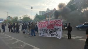 Suasana-aksi-unjuk-rasa-mahasiswa-UNM-depan-kampus.jpg