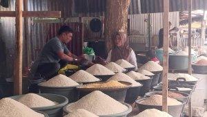 Suasana-kios-penjual-beras-di-Pasar-Karisa-Kecamatan-Binamu-Minggu-2522024.jpg