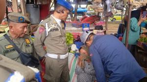 Suasana-penertiban-ratusan-lapak-yang-menempati-trotoar-di-kawasan-Pasar-Karisa.jpg