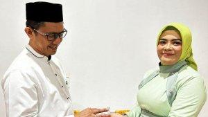 Suhartina-Bohari-dan-suami-saat-saling-memasangkan-cincin.jpg