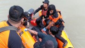 TIM-SAR-evakuasi-korban-dari-muara-Sungai-Lajae-Bulukumba-Selasa-472023-Dok-BPBD.jpg