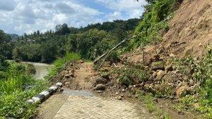 Tebing-setinggi-20-meter-longsor-di-Desa-Kampala-Sinjai-Senin-1062024kk.jpg