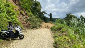 Tebing-setinggi-20-meter-longsor-di-Desa-Kampala-sinjai.jpg