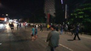 Terjadi-pelemparan-dari-orang-tidak-dikenal-ke-arah-demonstran.jpg