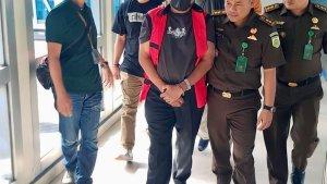 Terpidana-Boni-Tabrani-saat-dijemput-oleh-jaksa-di-Bandara-Sultan-Hasanuddin.jpg