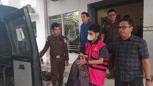 Tersangka-ADA-dibawa-ke-mobil-tahanan-oleh-petugas-Kejaksaan-Negeri-Takalar.jpg