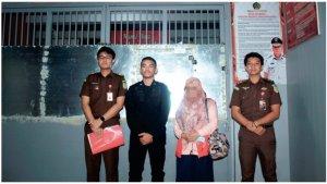 Tersangka-ditahan-oleh-Kejari-Sinjai-di-Rutan-setempat-Kamis-9112023.jpg