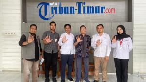 Tim-Amanda-Brownies-berkunjung-ke-Kantor-Tribun-Timur.jpg