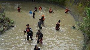 Tim-Basarnas-sedang-susuri-korban-di-Sungai-Lajae-Minggu-272023-dok-BPBD.jpg