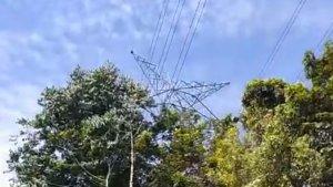 Tower-sutet-terancam-roboh-akibat-longsor-di-Kelurahan-Murante-palopo-Rabu-2732024.jpg