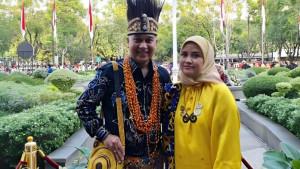 VELIX-WANGGAI-Velix-Wanggai-saat-berfoto-bersama-istrinya-dalam-sebuah-acara.jpg