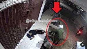 VIRAL-Rekaman-CCTV-Kursi-Roda-Kakek-Tunawisma-Dicuri-saat-Tidur-di-Emperan-Ruko-Netien-Geram.jpg