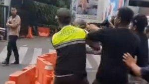 VIRAL-Video-2-Anggota-Satpol-PP-Dikeroyok-Sejumlah-Pria-di-Jakarta-Pusat.jpg