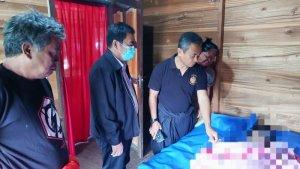 Wabup-Tana-Toraja-dr-Zadrak-saat-melayat-ke-rumah-duka-Perdi-Manga-Patila.jpg