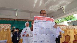 Wali-Kota-Makassar-Danny-Pomanto-memperlihatkan-surat-suara.jpg