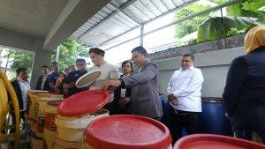 Wali-Kota-Makassar-Munafri-Arifuddin-meninjau-tempat-pengelolaan-eco-enzim.jpg