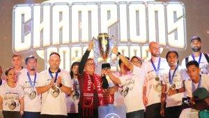 Wali-Kota-Parepare-Taufan-Pawe-turut-mengangkat-Piala-Juara-BRI-Liga-1-PSM-Makassar-m.jpg