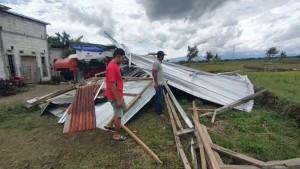Warga-amati-runtuhan-atap-rumah-warga-yang-terkena-angin-kencang-di-Talle-talle.jpg