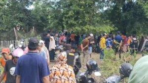 Warga-ikut-menyaksikan-pencarian-korban-tenggelam-di-Sungai-Lajae-Senin-372023-dok-warga.jpg