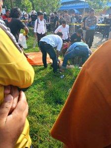 Warga-saksikan-seorang-warga-tak-bernyawa-di-drainase-Jl-Stadion-Mini-Sinjai-Senin-18122023.jpg