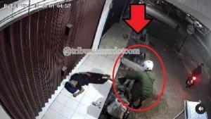 Ya-Allah-Jahat-Banget-Geramnya-Netizen-Lihat-Video-Viral-2-Pria-Curi-Kursi-Roda-Kakek-Disabilitas.jpg