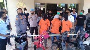akbp-iwan-irwaman-bersama-tersangka-pelaku-pencurian-sepeda-motor-di-mapolres-sinjai.jpg