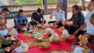 aksa-mahmud-dan-amran-mahmud-menikmati-es-kelapa-muda-di-kawasan-rumah-adat-atakkae.jpg