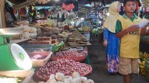 aktivitas-pembeli-di-pasar-tradisional-kota-makassar-rabu-842020.jpg