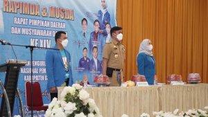 bupati-gowa-adnan-purichta-ichsan-tengah-didampingi-ketua-dpd-knpi-sulsel-nurkanita.jpg