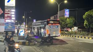 bus-palopo-bikin-macet.jpg
