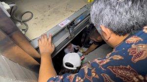 dosen-dan-dua-mahasiswi-terjebak-dalam-tangga-lift-e321.jpg
