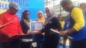 dwia-aris-tina-palubuhu-memberikan-penghargaan-kepada-bupati-luwu-utara-indah-putri-indriani.jpg