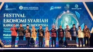foto-bersama-saat-pembukaan-festival-ekonomi-syariah-fesyar-02082022.jpg