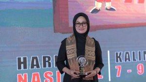 indah-putri-indriani-menerima-piagam-penghargaan-anugerah-kebudayaan.jpg