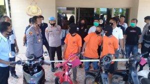 kapolres-sinjai-akbp-iwan-irmwan-menunjukkan-tersangka-pencuri-sepeda-motor.jpg