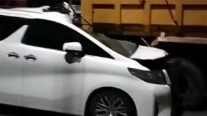 kecelakaan-mobil-toyota-alphard-tabrak-truk-1-1682023.jpg