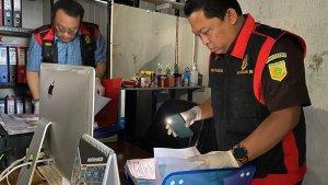 kejari-menggeledah-kantor-KONI-Makassar-Senin-14102024-sore.jpg