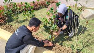 kkn-unimerz-tanam-pohon-di-malaysia.jpg