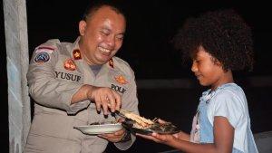 kompol-Yusuf-Tauziri-makan-bersama-anak-papua.jpg
