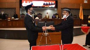lukman-arsal-menyerahkan-rekomendasi-kepada-bupati-sinjai-andi-seto-gadhista-asapa.jpg