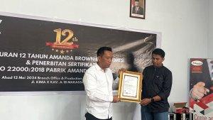 memperlihatkan-sertifikat-ISO-220002018.jpg