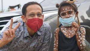 nadiem-makarim-saat-foto-dengan-salah-satu-anak-papua.jpg