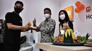 owner-pt-alcom-benny-malonda-bersama-owner-pt-top-cellular-suzilia-setiawan-1.jpg
