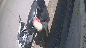 pencuri-beras-terekam-cctv-09.jpg