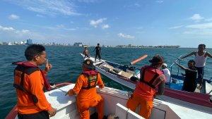 perahu-motor-tenggelam-di-makassar-1-25101024.jpg